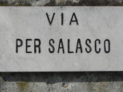 Cartello stradale della Via per Salasco (22502 bytes)